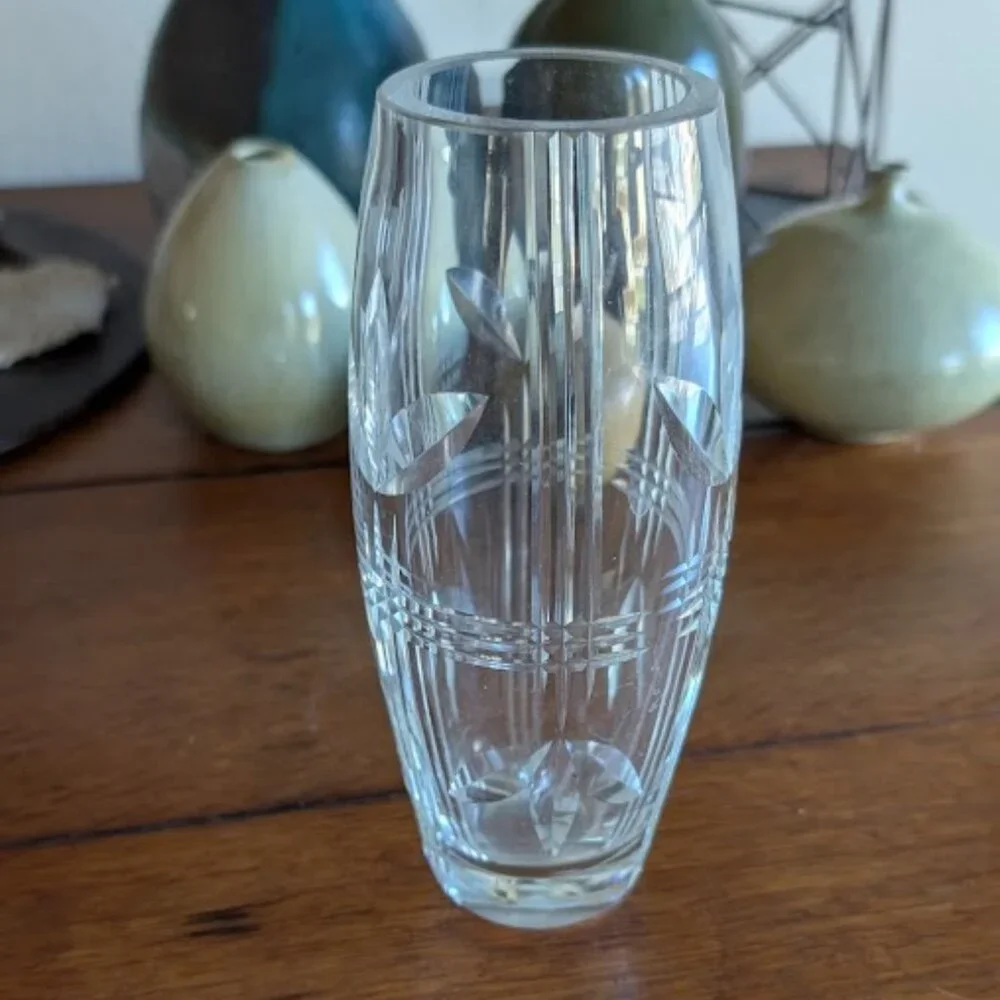 VASE Crystal Vase – beautiful! Thick, heavy glass with line and leaf design.